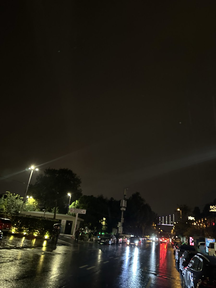 postmodlaw's tweet photo. — Ankara’da yağmur yağınca ortaya çıkan romantik çitlerden sonra İstanbul’un garibanlık:

📸: postmodern https://t.co/5ZUYIGu9YY
