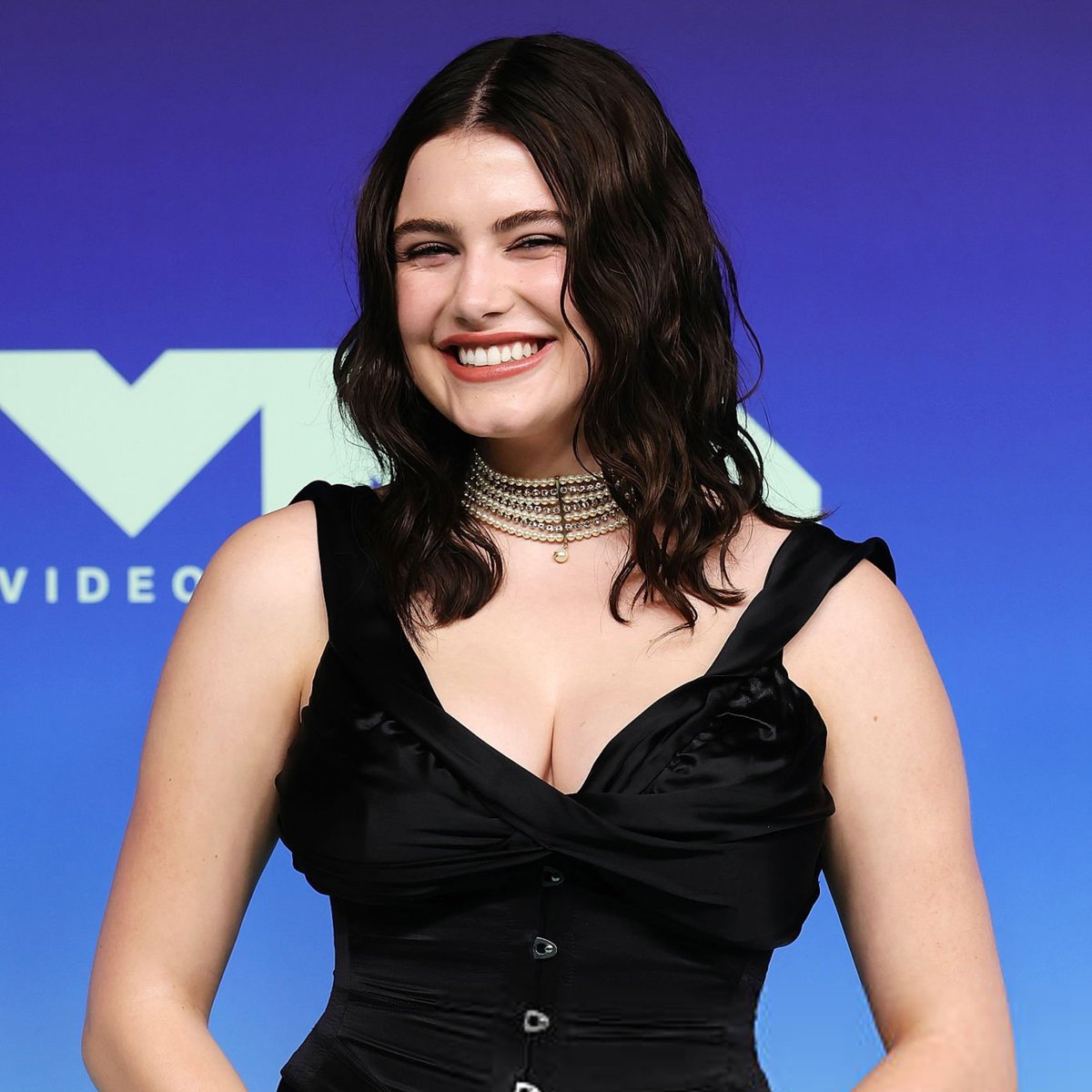 sboficial's tweet photo. Ella Bright (Off Campus) no blue carpet do #VMAs. https://t.co/ugHxgmgW7V