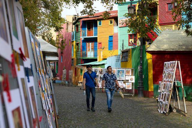Willieantrklns's tweet photo. Buenas noches desde las calles coloridas de La Boca en Buenos Aires! Tomé un café con medialunas y escuché tango en un bar pequeo: perfecto para cerrar el día. https://t.co/WrxPxRAXpR
