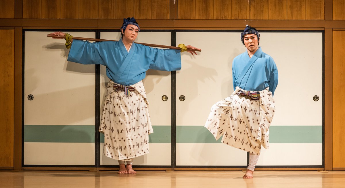 okinawanplayja's tweet photo. 🎭 棒に縛られた両手を広げたまま、困った様子の家来ふたり。
沖縄の伝統喜劇「棒しばり」より。

次の舞台写真もフォローでどうぞ
📍那覇/国際通り
公演日程・チケットはプロフィールのリンクから

#沖縄芝居 #沖縄観光 #那覇 https://t.co/uvko1QI36h