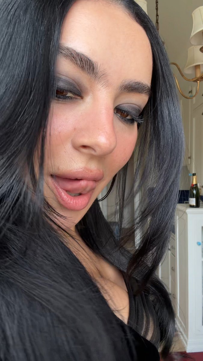 charliyuri's tweet photo. SHES FUCKING EVERYTHING https://t.co/vsqzW3fndX