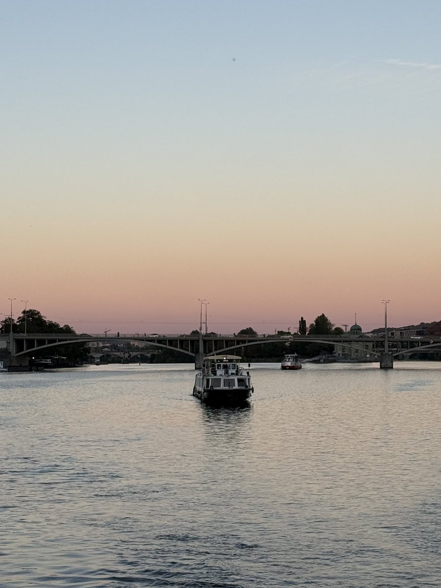 harami622's tweet photo. 昨日から🇨🇿チェコ| プラハ♡
夕日に合わせてクルージング🚢 https://t.co/F5146zmsMe