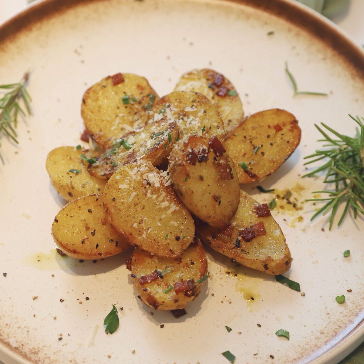 Conception4doq's tweet photo. Esta patata bravas recién hecha en el pequeo bar del centro es una delicia! Crujiente por fuera, cremosa por dentro y su salsa picante combina perfectamente. No te lo pierdas si pasas por aquí. https://t.co/4LgJ5ep01u
