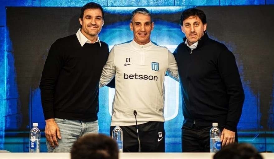 LeandroAdonio's tweet photo. Esto es la consecuencia de un pésimo trabajo en el fútbol de #Racing.

¿Hasta cuando Milito va a seguir sosteniendo a Saja y a Vojvoda?

Las opciones nunca pueden ser Kranevitter, Campo, Toto Fernández y Cannavo en una pierna. Había una diferencia abismal con el banco de #Boca. https://t.co/FVPXRho1V1