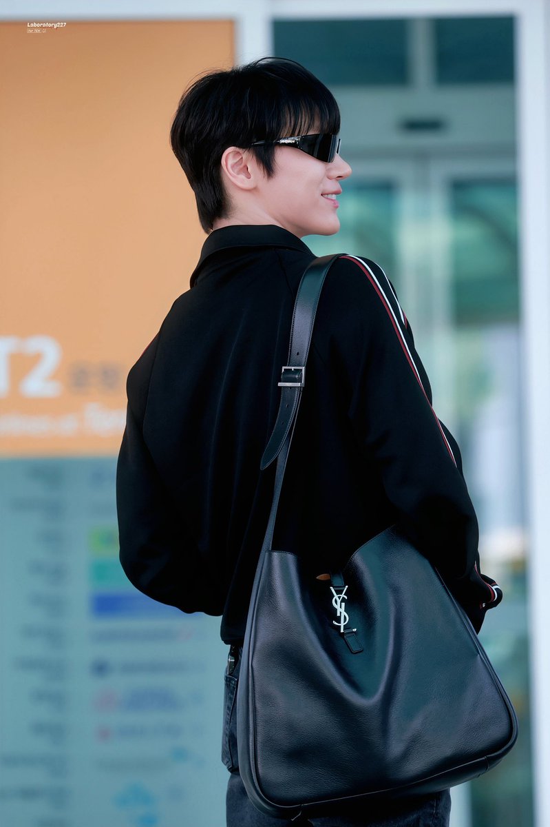 fondofbt's tweet photo. มาความ all black เป็นแมวดำ 🖤🐈‍⬛

#SaintLaurentxTEN https://t.co/oXXVT8wrRl