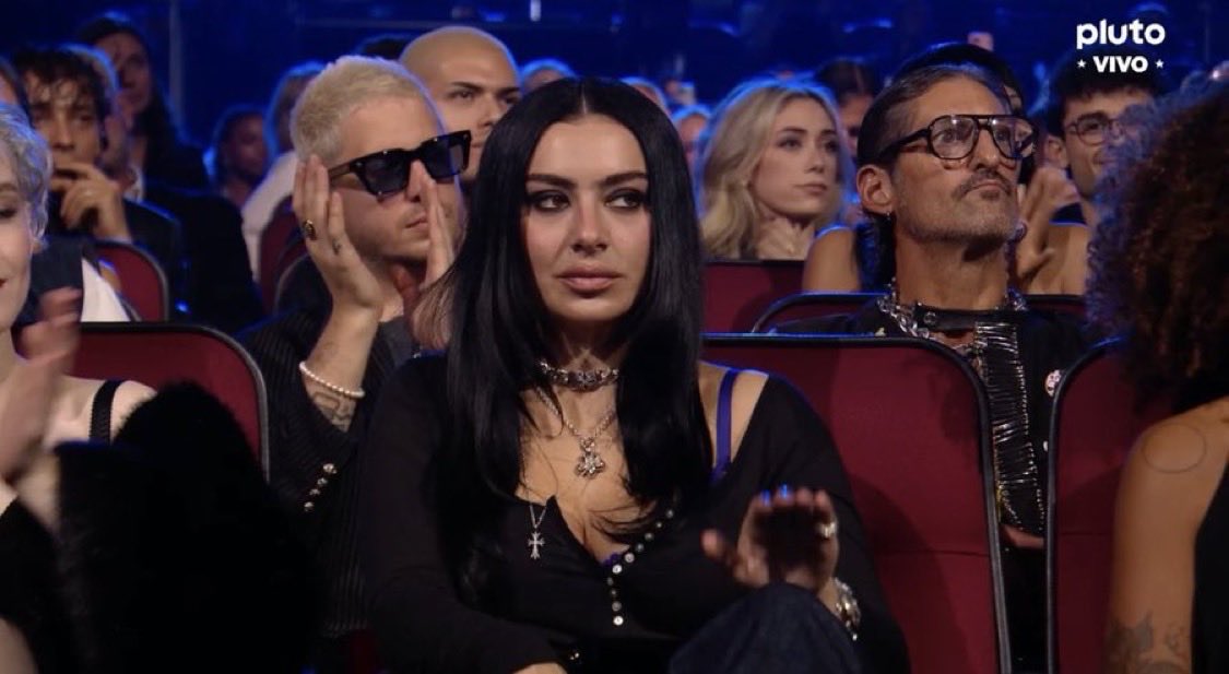 susieetweets's tweet photo. me when charli and madonna are not on stage https://t.co/ldBjcTf1Cc