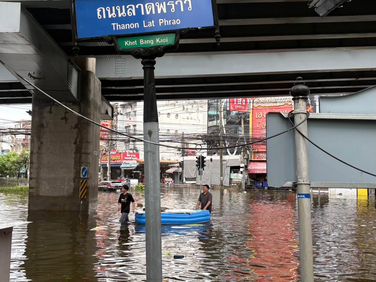 fm91trafficpro's tweet photo. 08.06 น. ถนนลาดพร้าว ขาออก ตั้งแต่ซอยลาดพร้าว 85 - 87 ระดับน้ำยังสูงประมาณ 50-70 ซม. และตั้งแต่ซอยลาดพร้าว 87 เป็นต้นไป ถึงแยกบางกะปิ ระดับน้ำสูงเสมอฟุตปาธ เตือนรถเล็กไม่ควรผ่านเส้นทาง #สวพFM91 #น้ำท่วมกรุงเทพฯ #น้ำท่วม69 https://t.co/ZujAZYtSjE