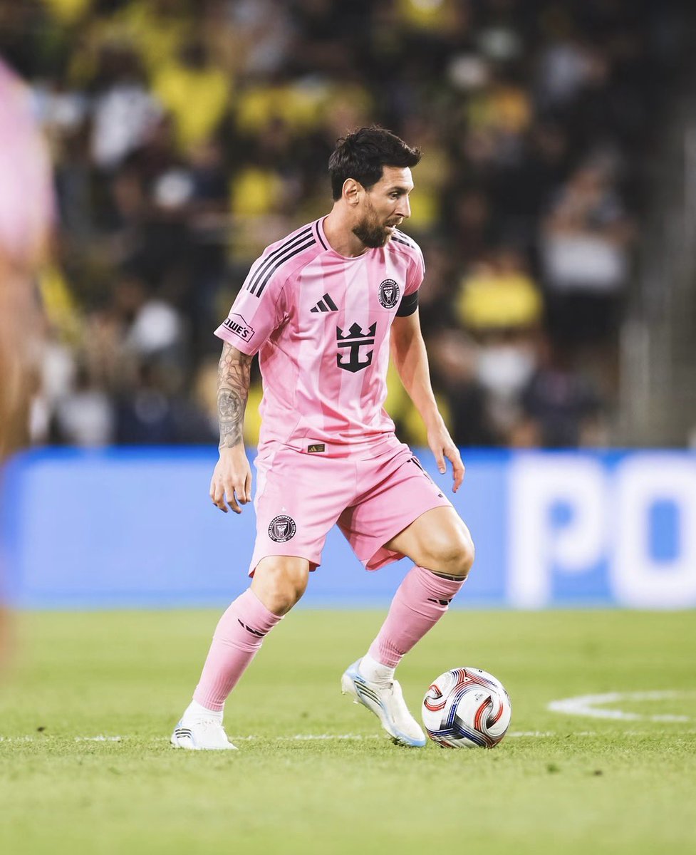 TeamLeoM's tweet photo. Algunos se la pasan hablando en entrevistas, otros hablan en la cancha.

No tiene comparación. El mejor de la historia. https://t.co/CoZsF2r3m3