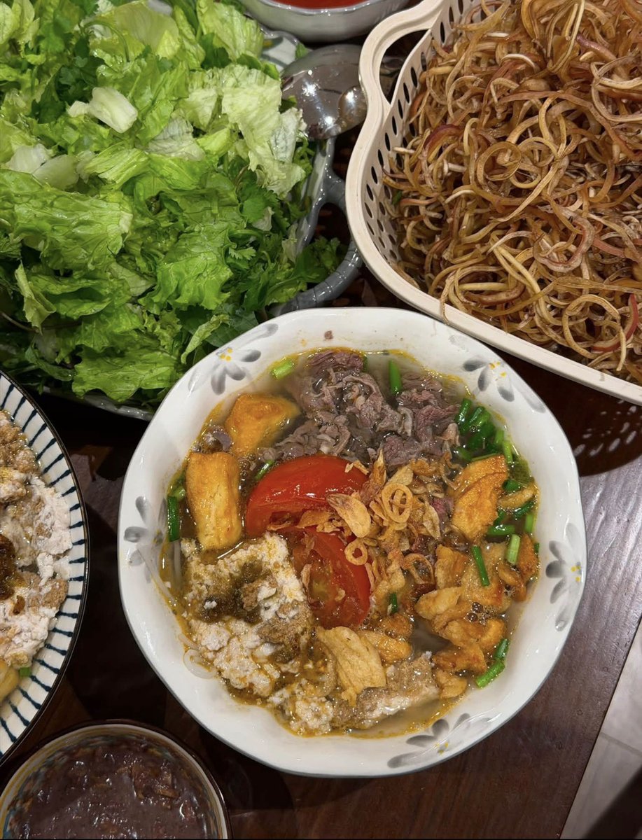 Thiuhin0801's tweet photo. Chào buổi sáng thứ 2 bằng bát bún riêu cua tóp mỡ full topping ạ 

Mời cả nhà ăn sáng cùng em Hiền nha https://t.co/t9qpP0zgUC