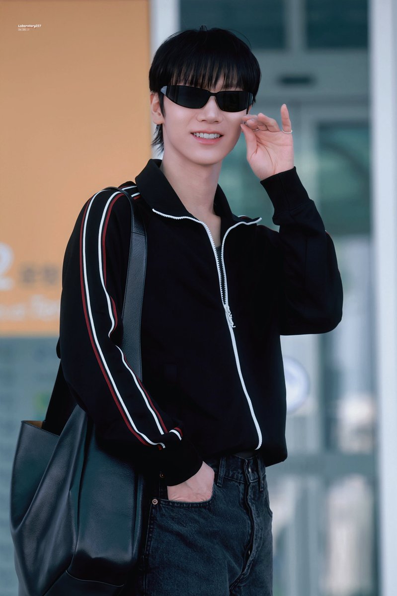 PPTT_1001's tweet photo. Airport Look ของคุณ BA TENLEE มาในลุคจาก Saint Laurent หล่อมาก 😎🖤

Cr: laboratory227
#SaintLaurentxTEN https://t.co/vUckFYIajc