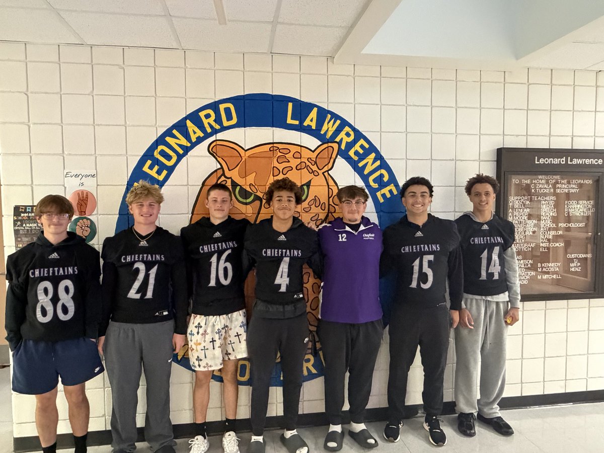 LLawrenceElem's tweet photo. Thanks @NationChieftain 🏈 for coming over to LL for High “5✋🏽” Friday!!   #bpsne #MissionPosible 🐆📚✏️ https://t.co/gulGpnZh8D