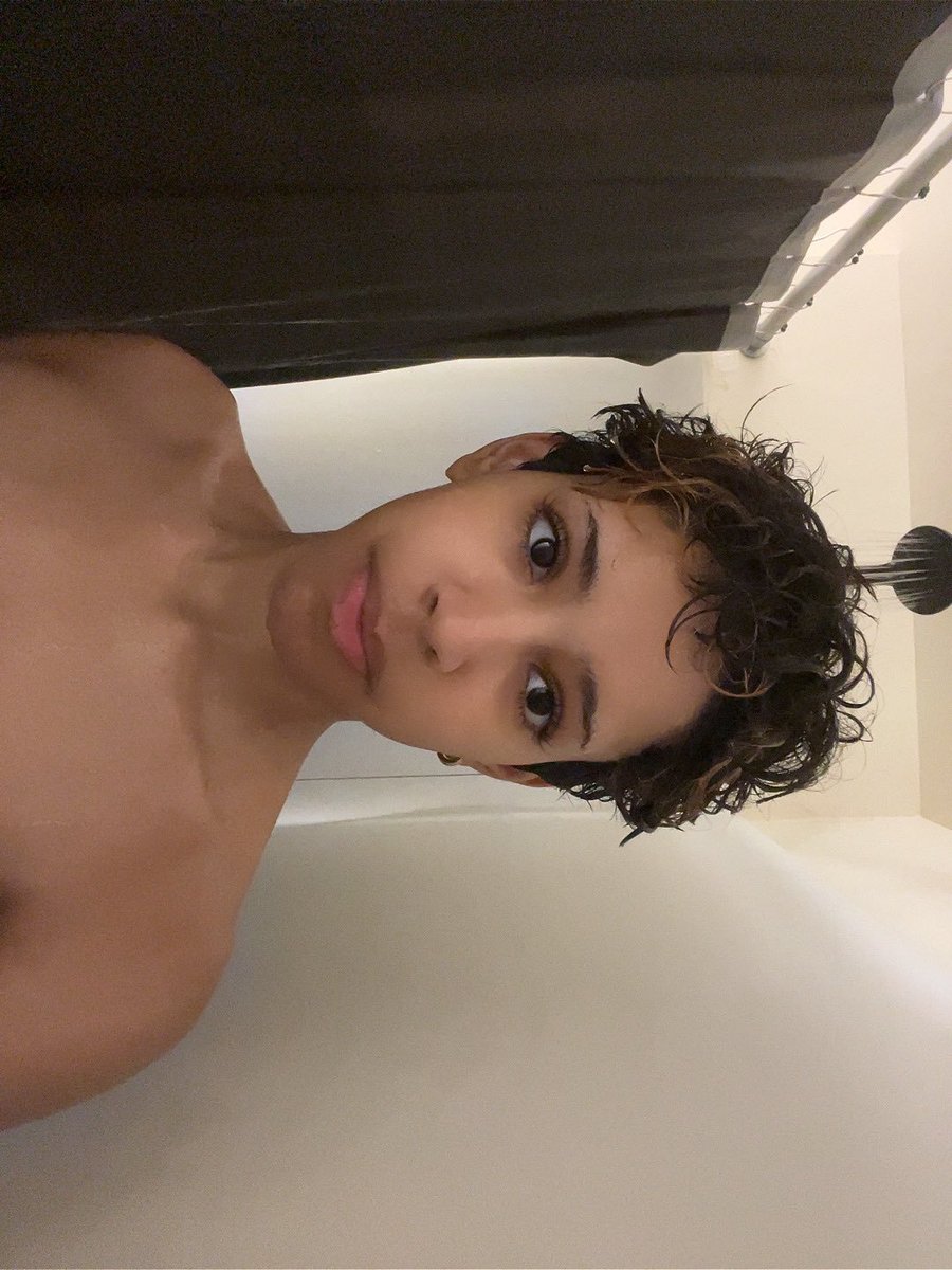Dattyyyyyyy's tweet photo. @_southy8 She looks like a gay dude with it off https://t.co/rU8ZqLlXY1