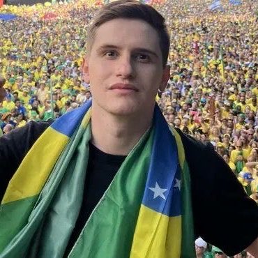 stagepopbr's tweet photo. O vereador de São Paulo e candidato a deputado federal Lucas Pavanato (PL) acionou o Tribunal Superior Eleitoral (TSE) contra Luísa Sonza após a cantora declarar apoio a Lula durante um show em Londrina (PR).

Pavanato acusa a artista de realizar um “showmício dissimulado” e pede uma multa de R$ 100 mil por evento.