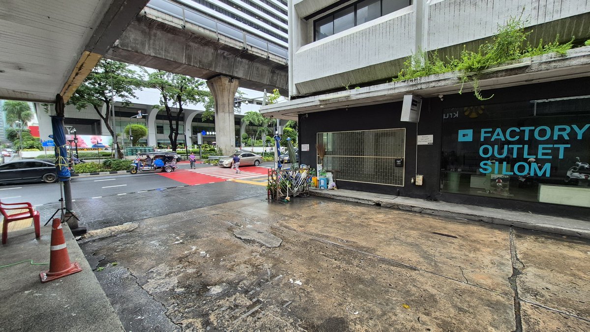 Alan_Saturn789's tweet photo. มาถึงที่ทำงาน แวะกินข้าวแป๊บเดียว ฝนตกอีกแล้ว ดีนะไม่แรงมาก เกือบเข้างานสายเลย 😅😅😅 https://t.co/goxEu1WdcP