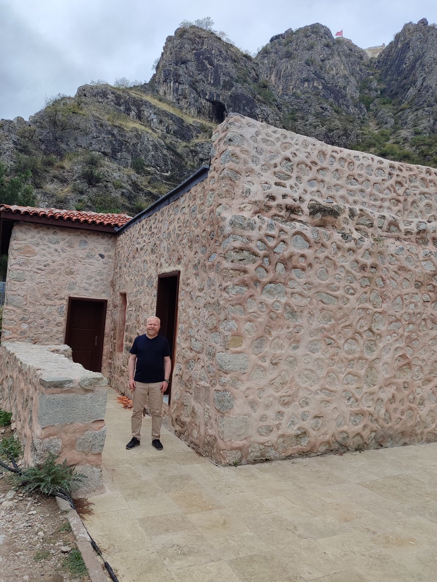 _MehmetBalaban's tweet photo. Helenistik çağdan Selçuklu ve İsfendiyaroğulları dönemine dek idari merkez işlevini sürdüren bu alan, Osmanlı Dönemi’nde Şehzade Sarayı olarak hizmet vermiş; bünyesindeki Osmanlı hamamı ve saray kalıntılarıyla sancağın idari ve sivil mimari birikimini bünyesinde toplamıştır.+ https://t.co/Rygbaa75zt