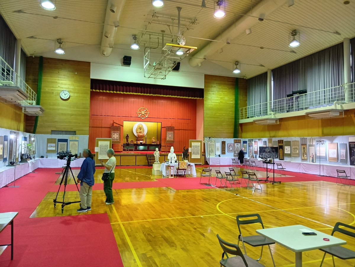 koyasan_hs's tweet photo. 本校卒業生で仏師の長谷法寿先生（種智院大学教授）の展示会が種智院大学さまで開催されています😉
長谷先生は愛知県豊田市のご出身で、これまで200体余の仏像を制作、全国の重要な仏像の修復を行ってこられ、令和6年度豊田芸術選奨を受賞されるなど、素晴らしい功績を残されておられます。 https://t.co/3hGQA6x0H8