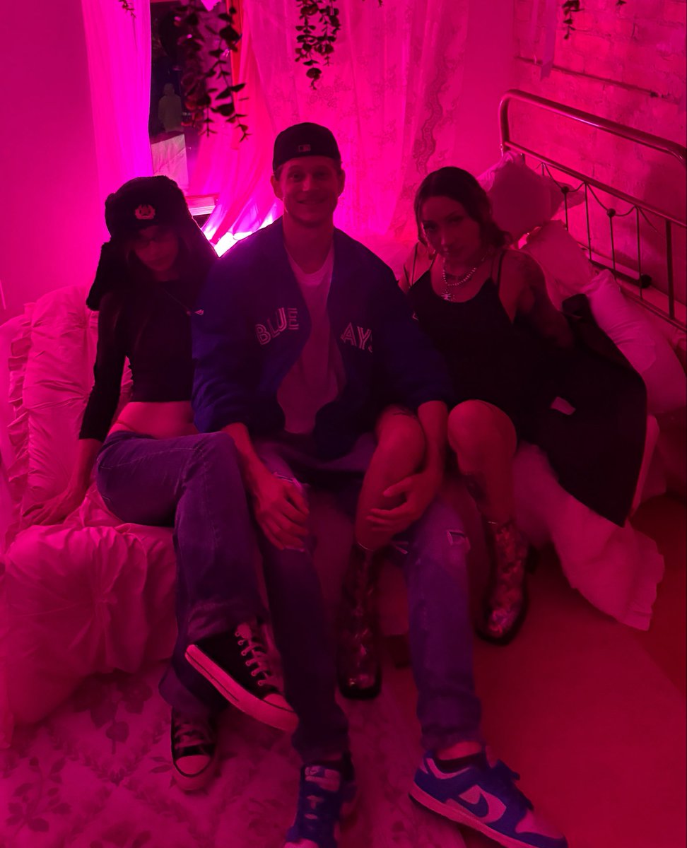 anastasiakinz's tweet photo. laughing cus after this was taken the random guy we got to take it was like “can i get in with the girls for a pic next?” and we just let him https://t.co/Xevvjku9m1