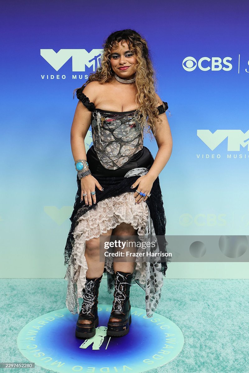 y2kpopart's tweet photo. Bella Kay at the #VMAs https://t.co/01s0ofEAvd