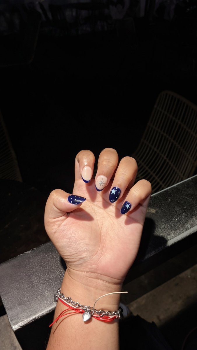 elseviier's tweet photo. my first nail art omgggg, i love ittt https://t.co/xOXA5DtNeM