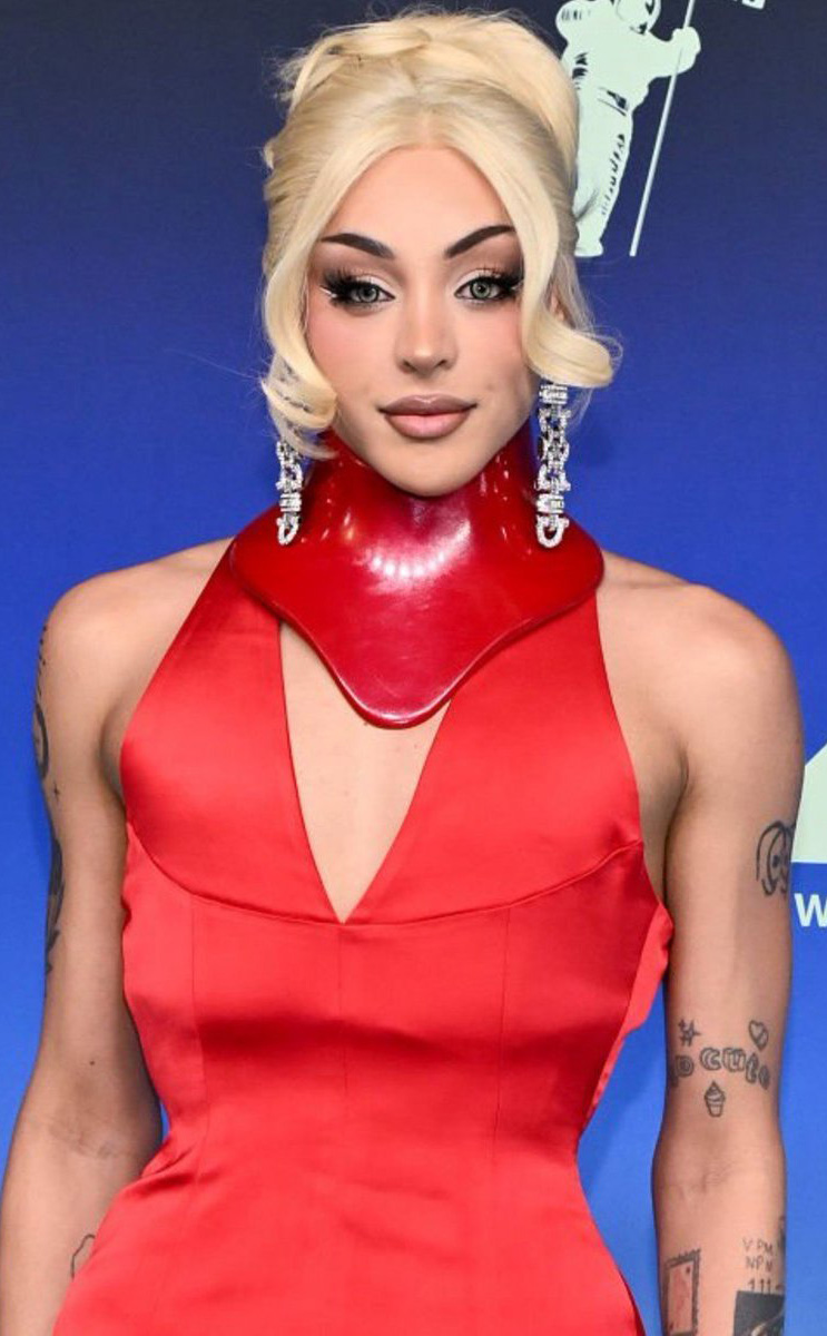 WORLDMUSICAWARD's tweet photo. Brazilian Pop star #PablloVittar stuns in Gucci earrings and a custom red gown co-designed by Leo di Borges and her long-time stylist Vitor Ferreira for her historic debut appearance at the #VMAs! 💪🇧🇷🪩💃🤩😍🥇💥📽️🎼🏆❤️‍🔥  

#VMAs26
@Pabllovittar 

https://t.co/MybkPFg34V https://t.co/lQOFsEFFa3