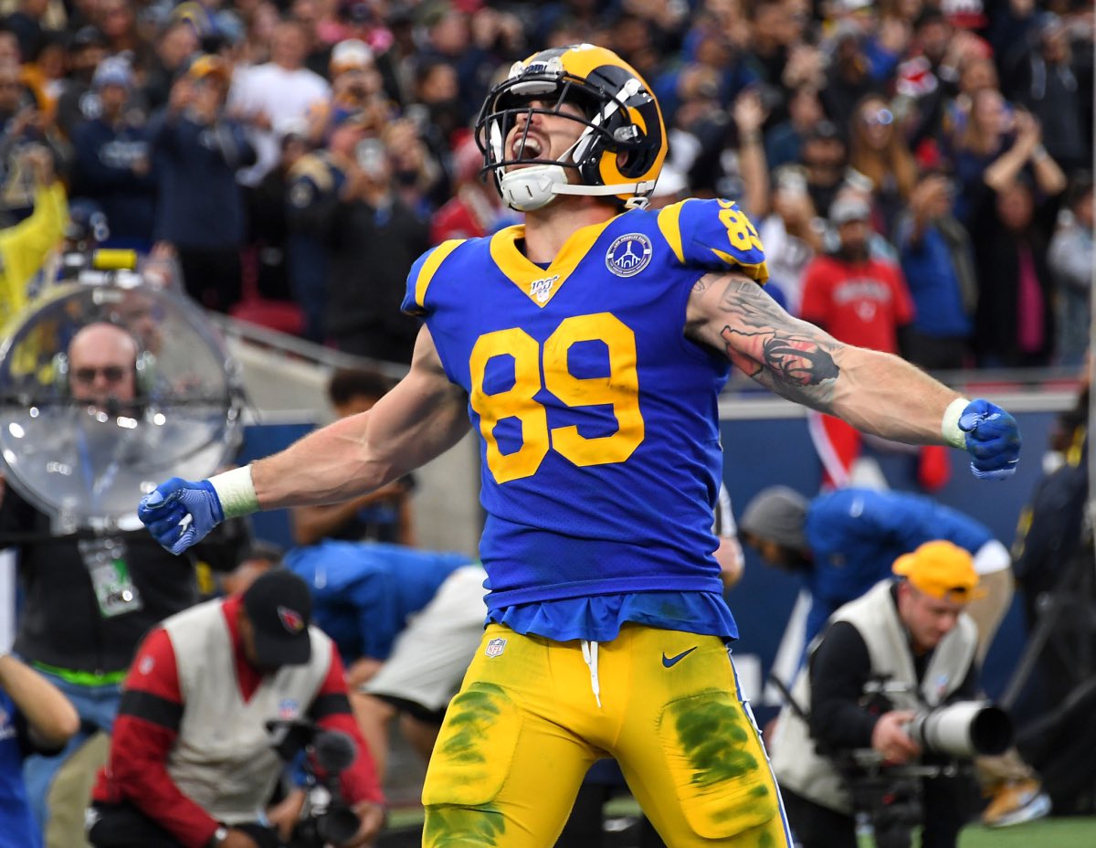 BookitWithTrent's tweet photo. SNF FIRST TOUCHDOWN SCORER:

STAFFORD DROPS BACK…

HE’S LOOKING. 👀👀👀 

OMG HE’S OPEN. WHO IS THAT…???

IT’S TYLER HIGBEE +2300 🔮🪄

(Record: 0-8) https://t.co/M0o707KWbZ