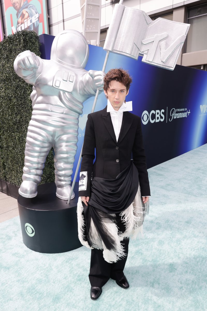 KrutoMedia's tweet photo. Troye Sivan attends the #VMAs red carpet

Photo: Francis Specker/CBS https://t.co/JpXMKGtHRs