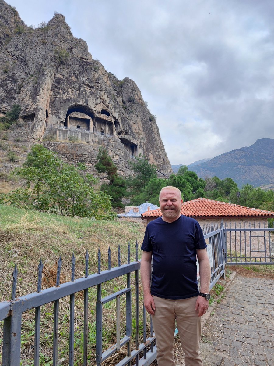 _MehmetBalaban's tweet photo. Yukarıda Helenistik dönemin kaya mimarisi, aşağıda Osmanlı devlet aklının ve yaşam kültürünün izleri... Harşena’nın gölgesinde yükselen bu doku, medeniyetler kuran insanoğlunun sonsuzluğu taşta ve sanatta bulma çabasıdır. https://t.co/KoSi1taapR