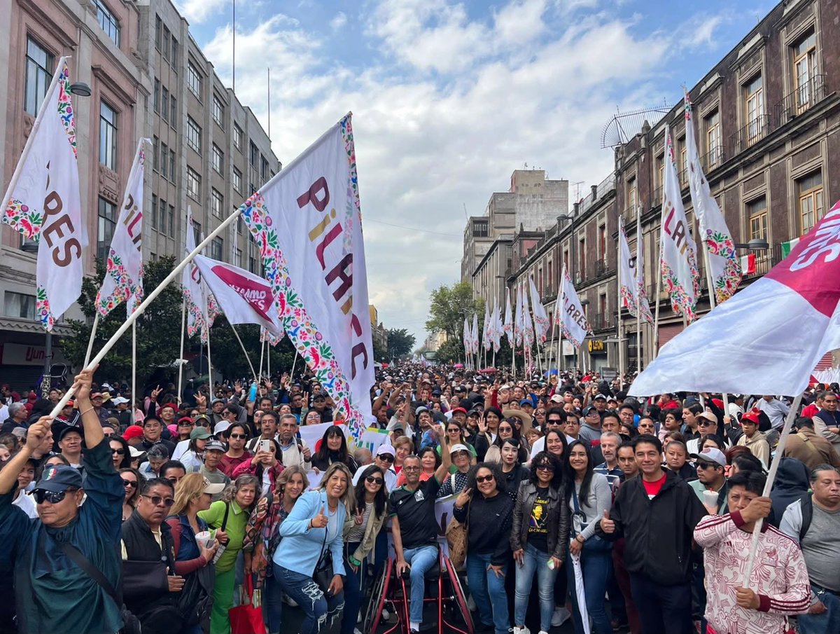 AmeyalliSchz's tweet photo. Hoy acompañamos a nuestra Presidenta @Claudiashein en el Zócalo de la Ciudad de México, donde compartió los avances y resultados de estos dos años de gobierno.

Un encuentro con miles de mexicanas y mexicanos que llenaron el Zócalo de alegría y esperanza. https://t.co/8436OP0Ura