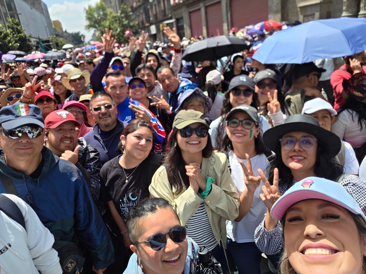 AmeyalliSchz's tweet photo. Hoy acompañamos a nuestra Presidenta @Claudiashein en el Zócalo de la Ciudad de México, donde compartió los avances y resultados de estos dos años de gobierno.

Un encuentro con miles de mexicanas y mexicanos que llenaron el Zócalo de alegría y esperanza. https://t.co/8436OP0Ura