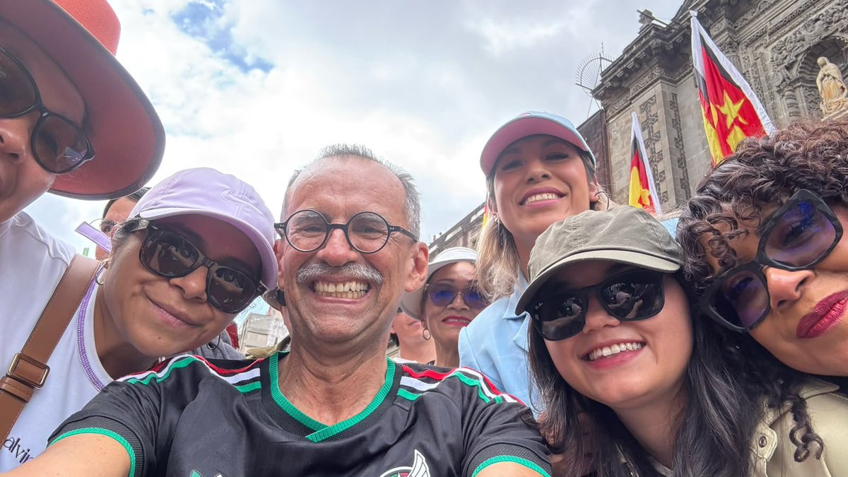 AmeyalliSchz's tweet photo. Hoy acompañamos a nuestra Presidenta @Claudiashein en el Zócalo de la Ciudad de México, donde compartió los avances y resultados de estos dos años de gobierno.

Un encuentro con miles de mexicanas y mexicanos que llenaron el Zócalo de alegría y esperanza. https://t.co/8436OP0Ura