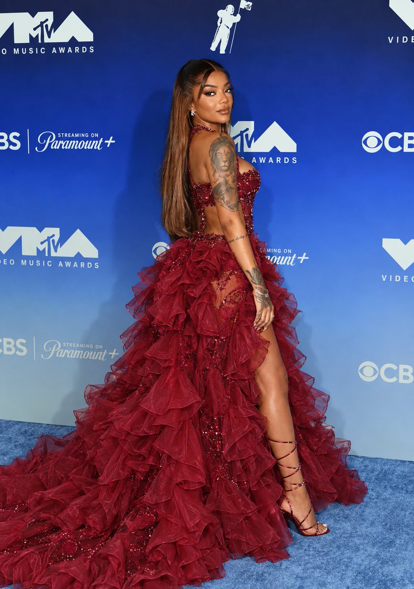 LudmillaAlways's tweet photo. LUDMILLA acaba de chegar no tapete azul do #VMAs https://t.co/IO8Dz2rthO