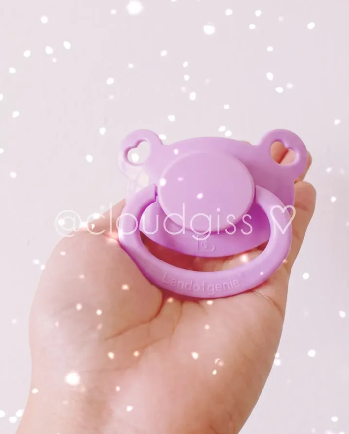 cloudgiss's tweet photo. My favorite paci always manages to make me feel so little 🥺🍼💞
Do you use a paci too? What’s your favorite? ✨
🎀 Paci: @landofgenie 
.
.
#LittleSpace #PaciLover #CuteAesthetic #PastelAesthetic #KawaiiVibes 🍼🎀✨ https://t.co/Urgck36WOD