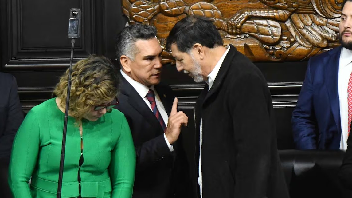 politicomx's tweet photo. ❌🗳️📉 Según La EncuestaMx, Noroña y ‘Alito’ encabezan el rechazo electoral para la Presidencia en 2030

👉🏽 https://t.co/6aweIf6M3Q

Gerardo @fernandeznorona y Alejandro @alitomorenoc se posicionan como los políticos por los que los mexicanos nunca votarían para la Presidencia en las elecciones de 2030. Con un 23.6% y un 15.7% de resistencia electoral respectivamente, el senador de Morena y el dirigente nacional del PRI concentran los índices de animadversión más altos entre los perfiles evaluados.

Este rechazo también se traslada al terreno partidista, donde Morena encabeza la lista de los partidos por los que jamás votarían con un 40.1%, seguido del PRI con 24.9% y el PAN con 16.8%. El saldo negativo que arrastran ambas figuras perfila un escenario adverso para sus proyectos políticos hacia el próximo sexenio, de acuerdo con el más reciente ejercicio de @LaEncuesta_Mx.