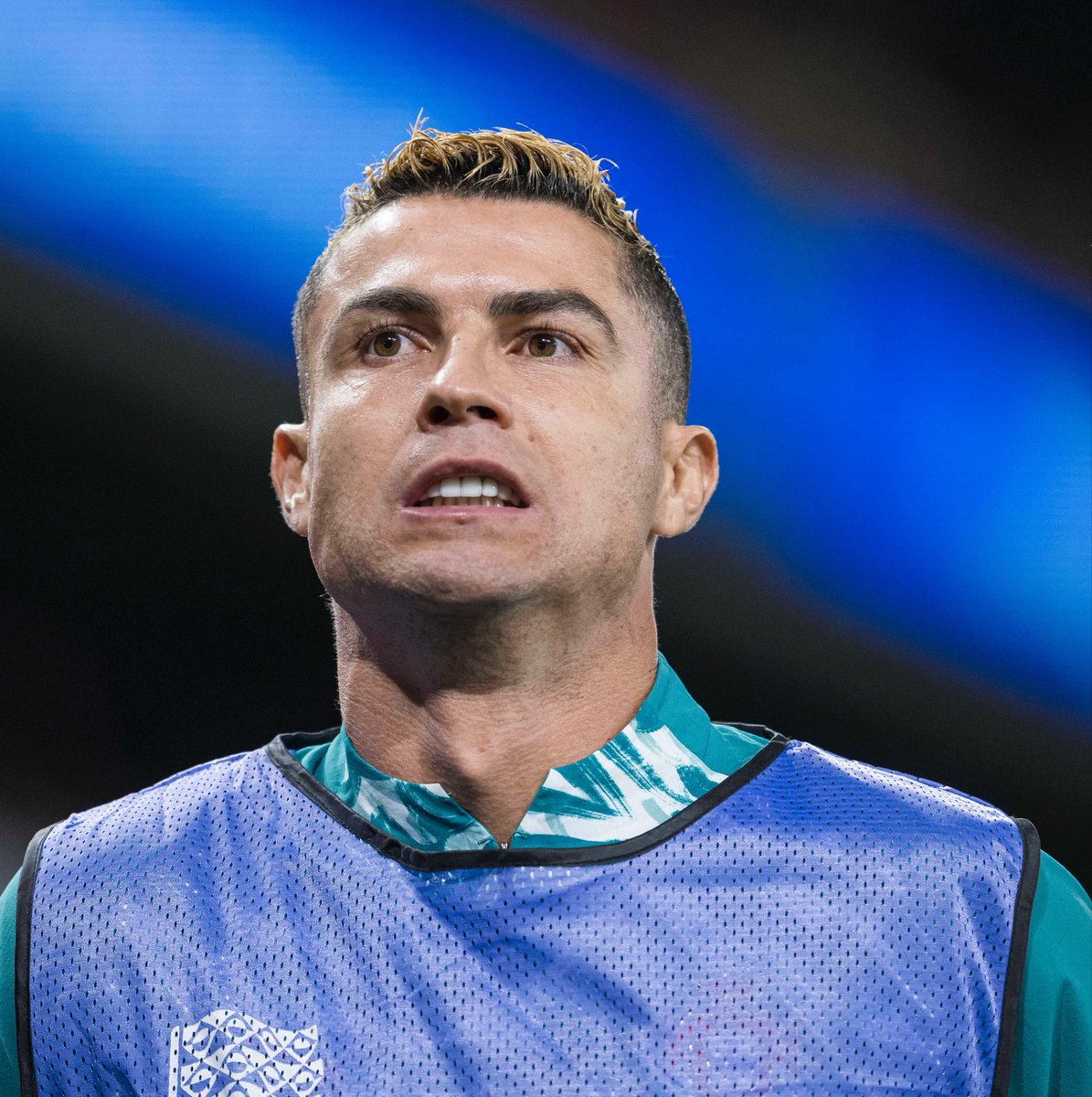 ActuFoot_'s tweet photo. 🚨🚨 WOW. RONALDO 🇵🇹 NE VA VRAIMENT PAS FAIRE LA LOI SOUS JORGE JESUS AU PORTUGAL VISIBLEMENT. 👇

🗣️ Jorge JESUS : « Il n’a pas salué les supporters ? JE VAIS PARLER AVEC LUI. LA SÉLECTION C’EST LA SÉLECTION.

Je ne pourrais pas expliquer pourquoi il ne l'a pas fait. (…)

Avant la rencontre, je lui ait dit que j'allais le faire jouer, mais je ne l'ai pas fait. C'est le football qui dicte les choses. (…)

Il était prêt pour jouer, mais ce n’était PAS LE MOMENT POUR LUI. J’avais besoin d’un joueur avec d’autres caractéristiques. 

Je pensais le faire entrer à l’heure de jeu, mais ce n’était pas le moment étant donné la physionomie de la rencontre.

Peut-être qu’il jouera face au Danemark. »

🎙️ conf. de presse via @AsQuinasOff