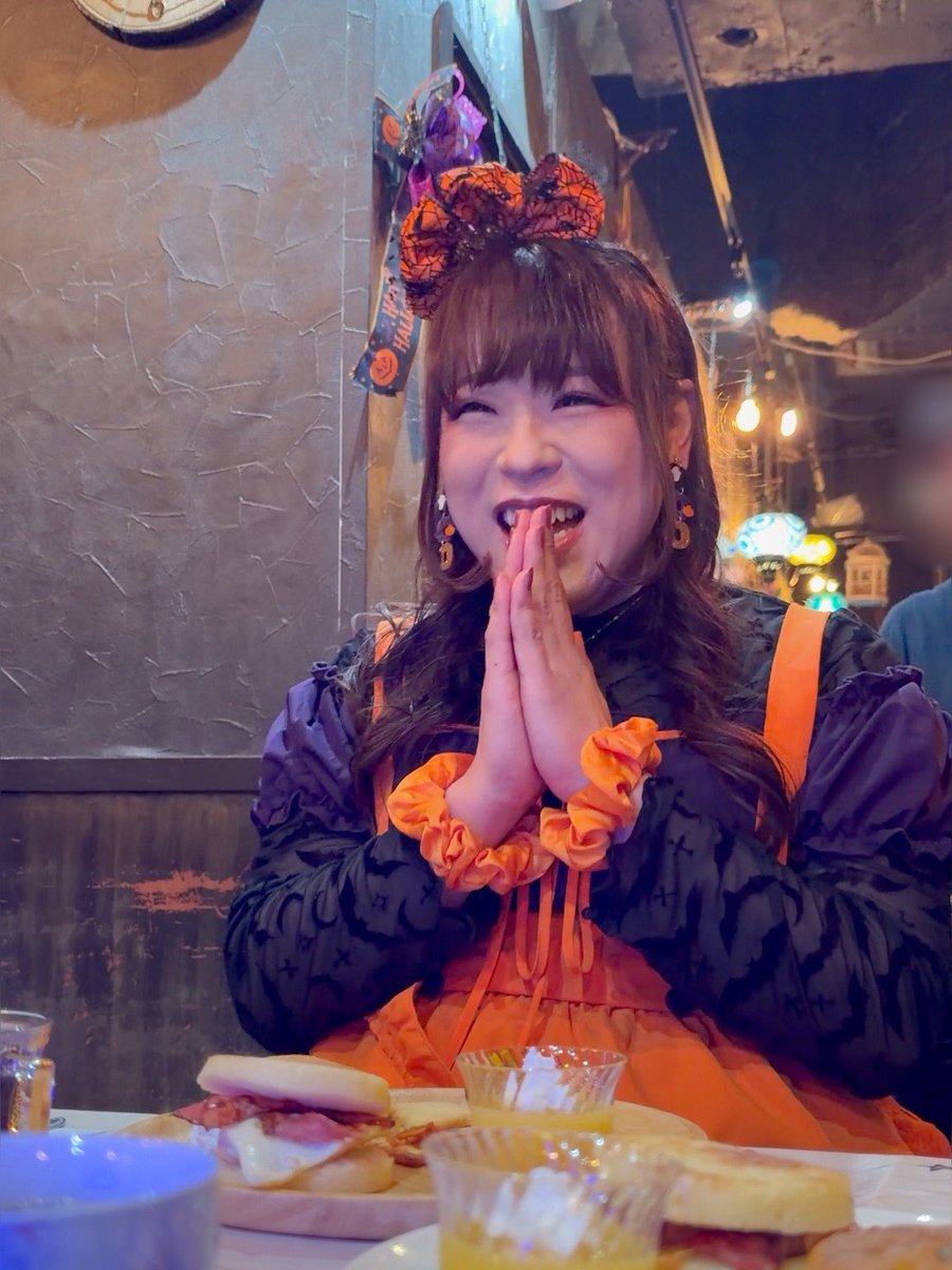 salami_y's tweet photo. 2026.9.26-27
大きな魔女さんのおとなりティーパーティー
#大きな魔女さん
#OMProject
#魔法使いアキット
シェフの作るカボチャテーマの
美味しいお料理を楽しみながら
ハロウィン感満載のカボチャ色の愛樹ちゃんと
たわいの無いおしゃべりをしながらの
ティーパーティー☕️
“友達に話すみたいになっちゃってるけれどいい?😳”
って愛樹ちゃんも思わず言うほど
ほんわかゆったりの時間を過ごせました。
その後のゲームコーナーではみんなの
珍プレー好プレーが続出w
すっごく楽しかったー♫