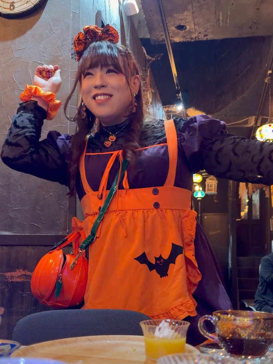 salami_y's tweet photo. 2026.9.26-27
大きな魔女さんのおとなりティーパーティー
#大きな魔女さん
#OMProject
#魔法使いアキット
シェフの作るカボチャテーマの
美味しいお料理を楽しみながら
ハロウィン感満載のカボチャ色の愛樹ちゃんと
たわいの無いおしゃべりをしながらの
ティーパーティー☕️
“友達に話すみたいになっちゃってるけれどいい?😳”
って愛樹ちゃんも思わず言うほど
ほんわかゆったりの時間を過ごせました。
その後のゲームコーナーではみんなの
珍プレー好プレーが続出w
すっごく楽しかったー♫