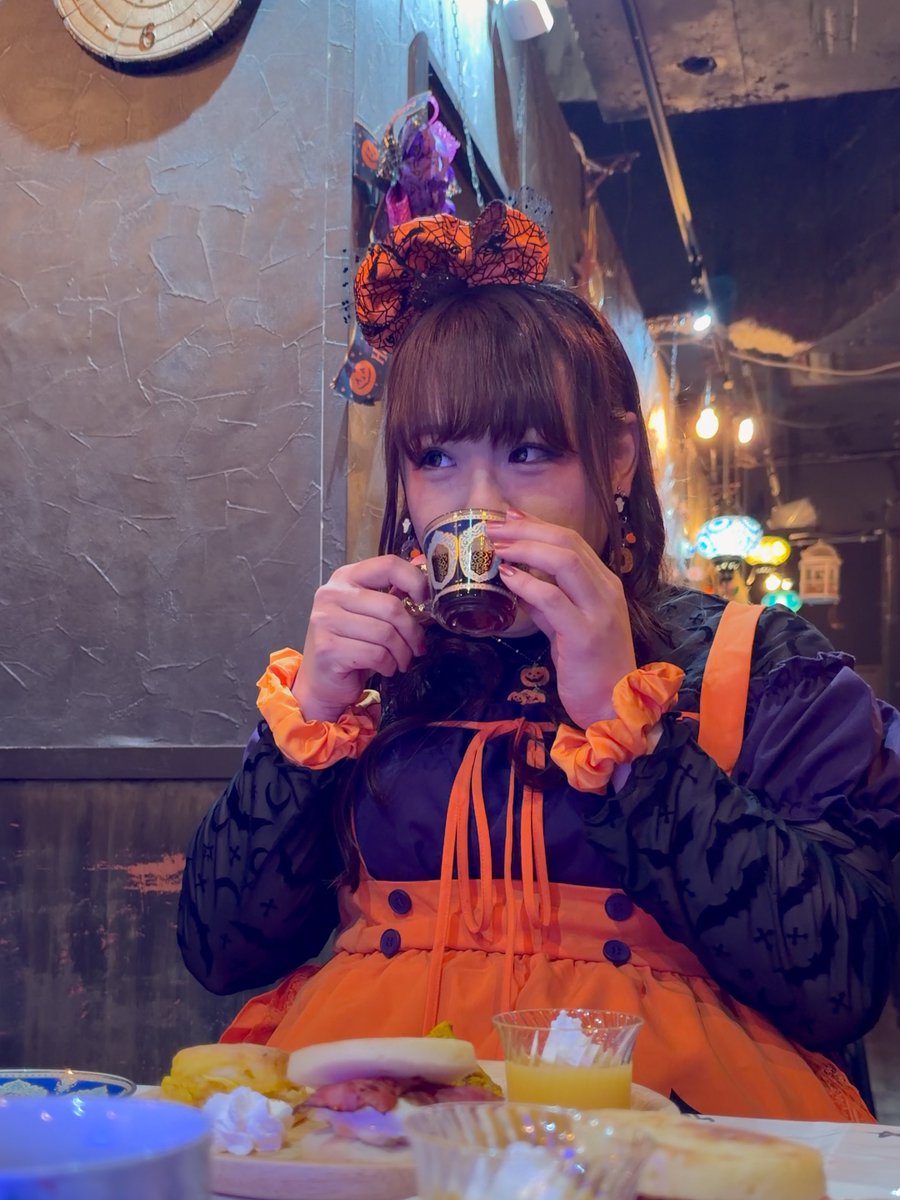 salami_y's tweet photo. 2026.9.26-27
大きな魔女さんのおとなりティーパーティー
#大きな魔女さん
#OMProject
#魔法使いアキット
シェフの作るカボチャテーマの
美味しいお料理を楽しみながら
ハロウィン感満載のカボチャ色の愛樹ちゃんと
たわいの無いおしゃべりをしながらの
ティーパーティー☕️
“友達に話すみたいになっちゃってるけれどいい?😳”
って愛樹ちゃんも思わず言うほど
ほんわかゆったりの時間を過ごせました。
その後のゲームコーナーではみんなの
珍プレー好プレーが続出w
すっごく楽しかったー♫