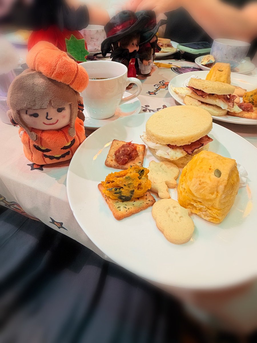 salami_y's tweet photo. 2026.9.26-27
大きな魔女さんのおとなりティーパーティー
#大きな魔女さん
#OMProject
#魔法使いアキット
シェフの作るカボチャテーマの
美味しいお料理を楽しみながら
ハロウィン感満載のカボチャ色の愛樹ちゃんと
たわいの無いおしゃべりをしながらの
ティーパーティー☕️
“友達に話すみたいになっちゃってるけれどいい?😳”
って愛樹ちゃんも思わず言うほど
ほんわかゆったりの時間を過ごせました。
その後のゲームコーナーではみんなの
珍プレー好プレーが続出w
すっごく楽しかったー♫