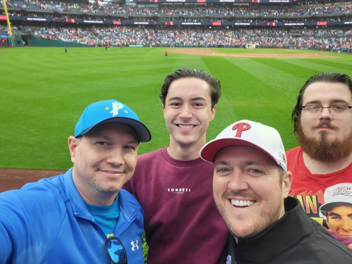 Maloney's tweet photo. Saturdays are for the doors. @doorswinwars 

Sundays are for clinching. @Phillies https://t.co/CcQPw9fIfw