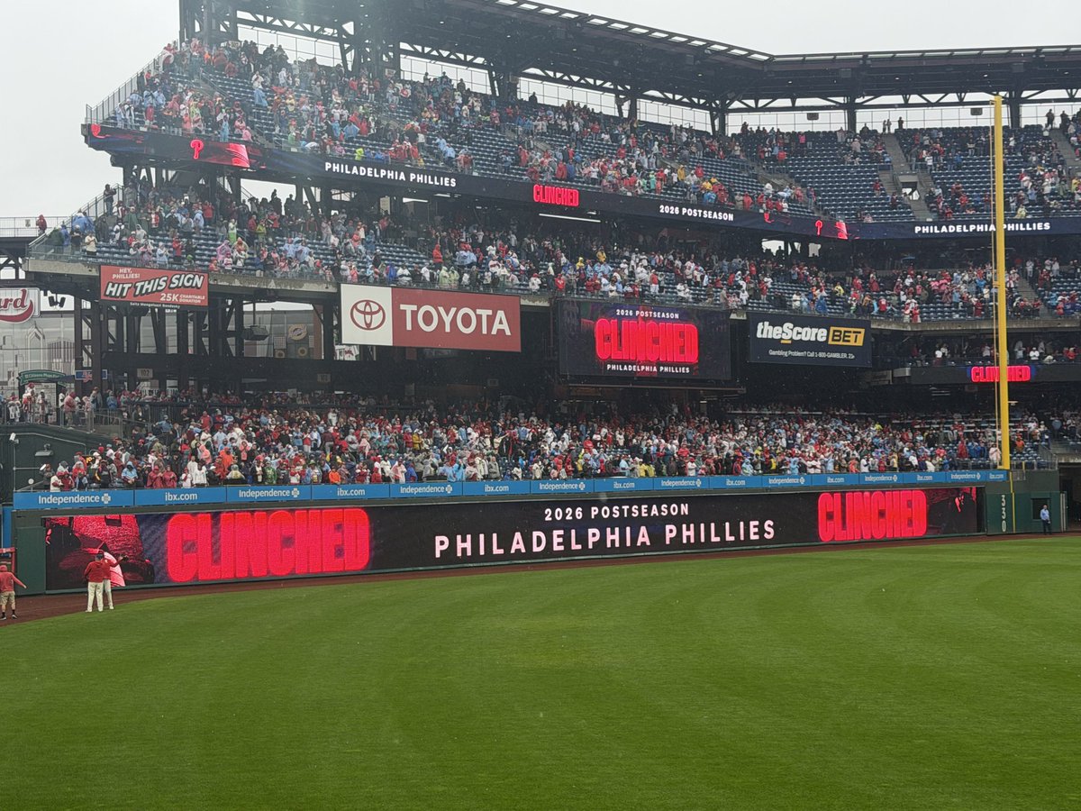 Maloney's tweet photo. Saturdays are for the doors. @doorswinwars 

Sundays are for clinching. @Phillies https://t.co/CcQPw9fIfw