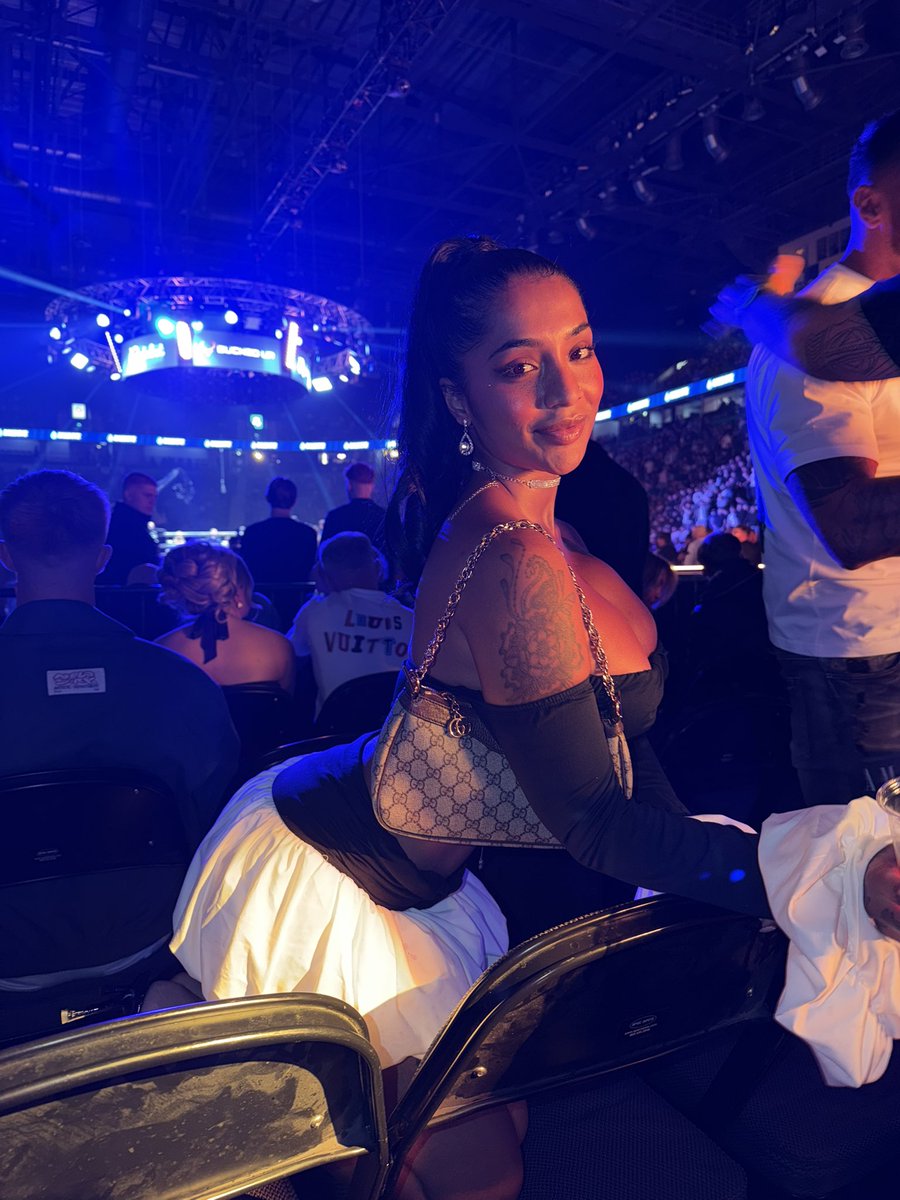 yasminadiaries's tweet photo. no filter no edit just me looking cute last night x https://t.co/XrRdYkcrIm