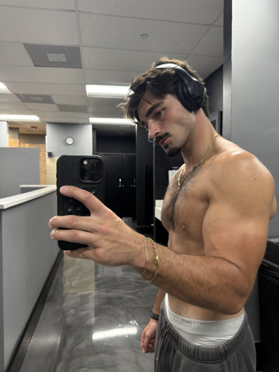 logancopps's tweet photo. I’m back https://t.co/hWkVfKLErx