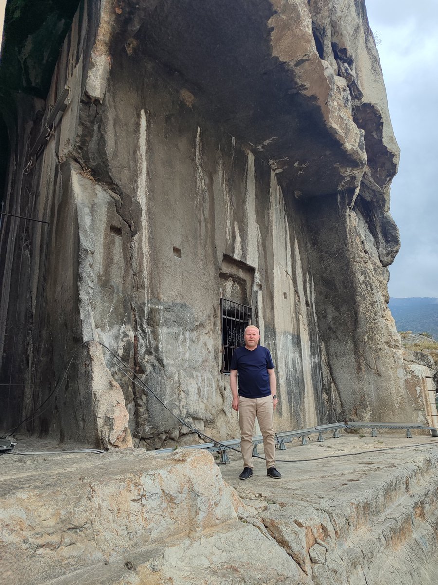 _MehmetBalaban's tweet photo. Harşena Kayalıklarında Çok Katmanlı Bir Hafıza: Kral Kaya Mezarları ve Kızlar Sarayı
​Amasya’nın coğrafi kimliğini tayin eden Harşena Kalesi’nin dik kayalıkları, yalnızca şehre hakim bir silüet değil; Anadolu coğrafyasındaki medeniyet geçişlerinin en somut kesitlerinden biridir.+ https://t.co/cmJbMOgTtH