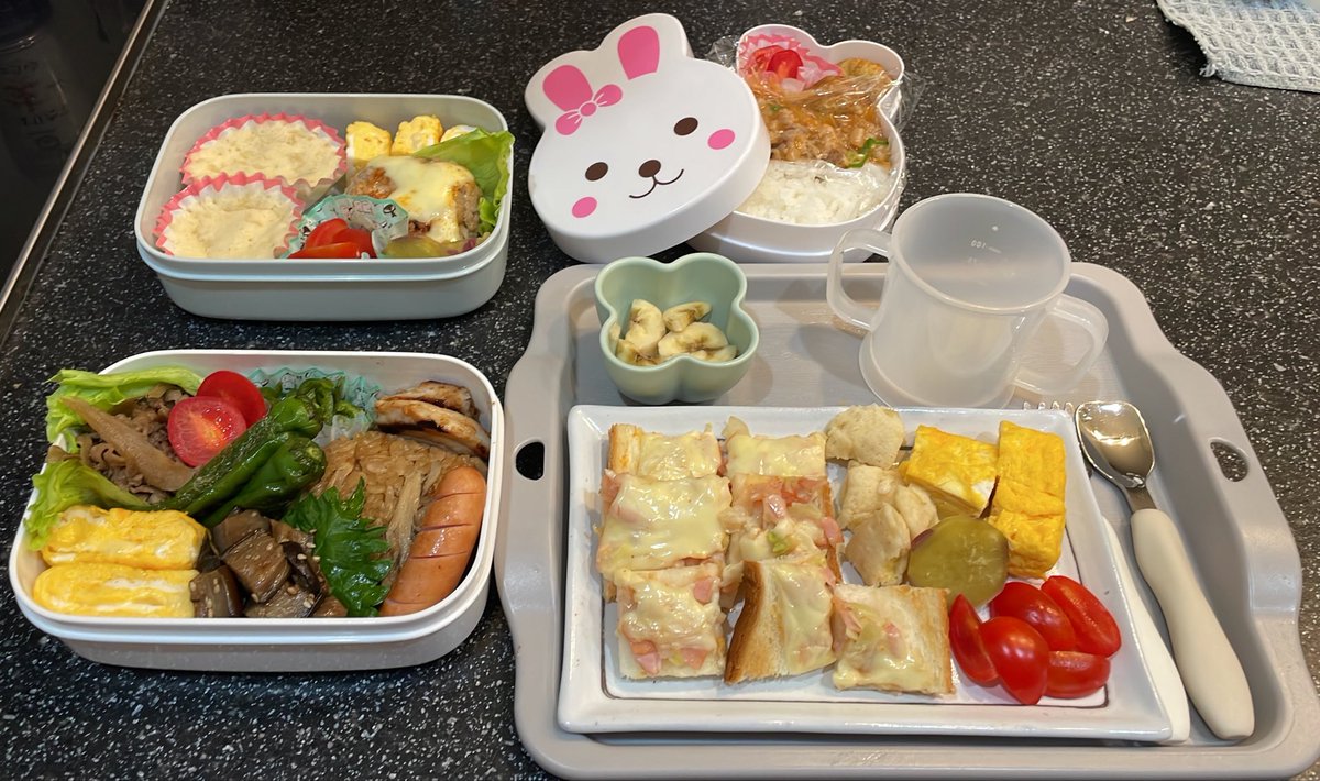 otbkblack's tweet photo. 今日の夫が作る子どもの朝ごはん&amp;妻のお昼のお弁当＆��どもの幼児食の昼と夜のお弁当〜。私は出張のため昼のお弁当無しっっス。
#お弁当　#お弁当記録　#お弁当日記　#育児　#幼児食　#男メシ https://t.co/R1Sv0R26gj