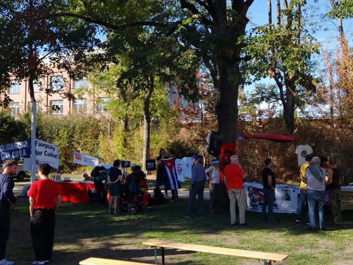 MallulyDiaz's tweet photo. 🇨🇭✊🇨🇺 BASILEA: FIESTA DE SOLIDARIDAD CON CUBA

Se realizó en Basilea una fiesta de solidaridad con #Cuba, con la participación de la Asociación #Suiza-Cuba y la exhibición de carteles bajo el lema “No War on Cuba”. 🇨🇭🇨🇺

#CubaNoEsUnaAmenza el Bloqueo sí https://t.co/lfvJ3cyq6Q