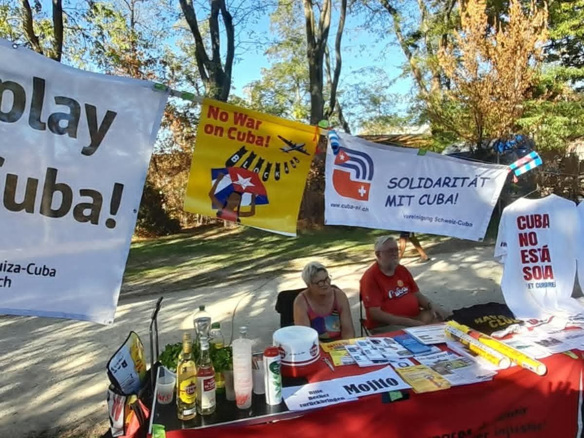 MallulyDiaz's tweet photo. 🇨🇭✊🇨🇺 BASILEA: FIESTA DE SOLIDARIDAD CON CUBA

Se realizó en Basilea una fiesta de solidaridad con #Cuba, con la participación de la Asociación #Suiza-Cuba y la exhibición de carteles bajo el lema “No War on Cuba”. 🇨🇭🇨🇺

#CubaNoEsUnaAmenza el Bloqueo sí https://t.co/lfvJ3cyq6Q