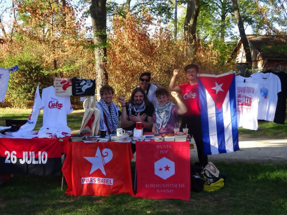 MallulyDiaz's tweet photo. 🇨🇭✊🇨🇺 BASILEA: FIESTA DE SOLIDARIDAD CON CUBA

Se realizó en Basilea una fiesta de solidaridad con #Cuba, con la participación de la Asociación #Suiza-Cuba y la exhibición de carteles bajo el lema “No War on Cuba”. 🇨🇭🇨🇺

#CubaNoEsUnaAmenza el Bloqueo sí https://t.co/lfvJ3cyq6Q