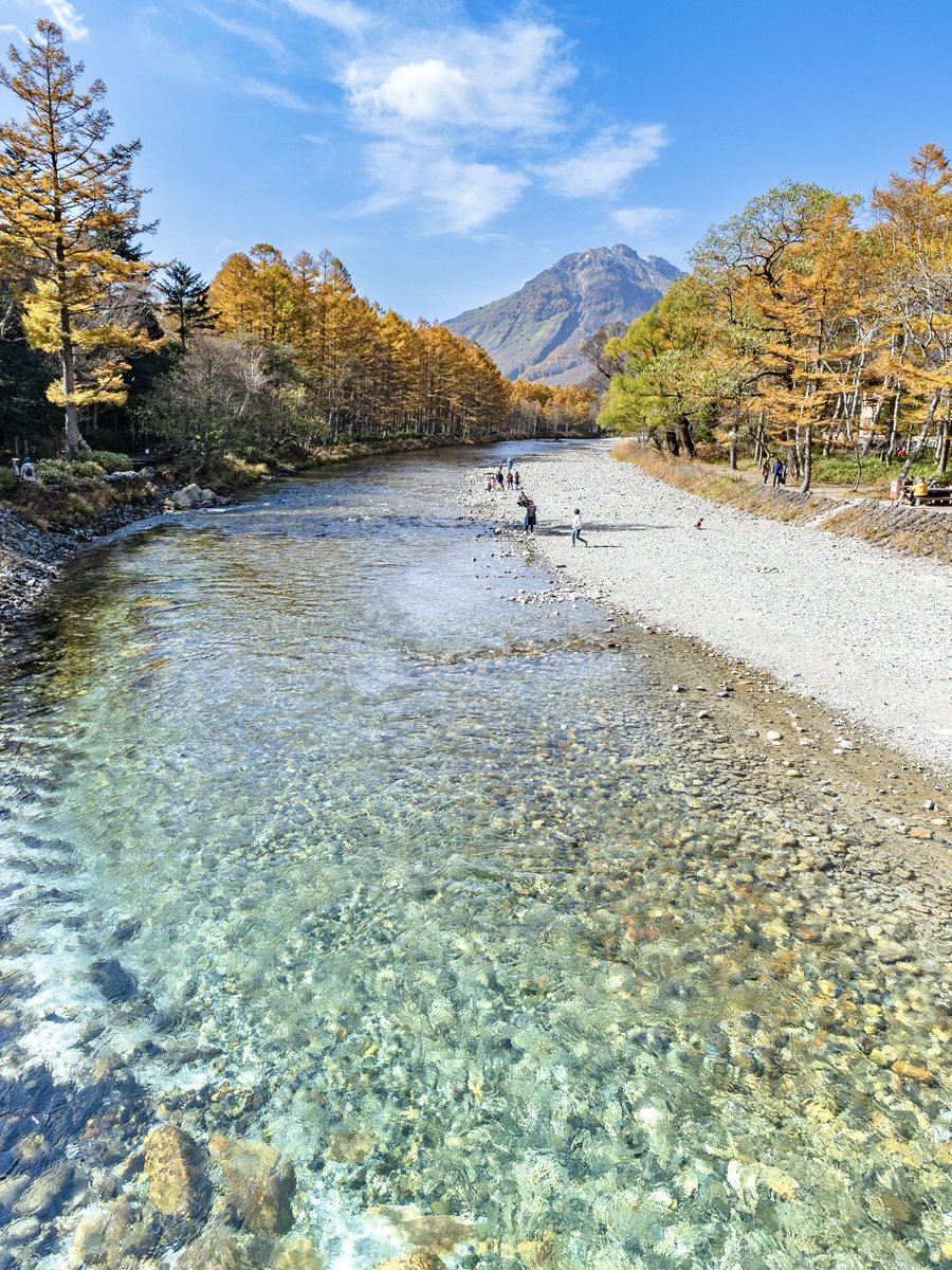 3m1ek's tweet photo. 上高地の秋が美しい https://t.co/DLhhuleH08