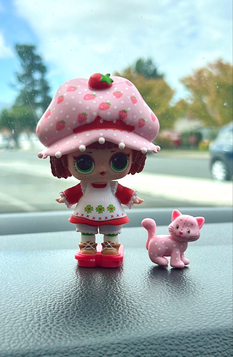 LouValentiine's tweet photo. Idc she’s cute 🍓 https://t.co/XrGpIzpMe8