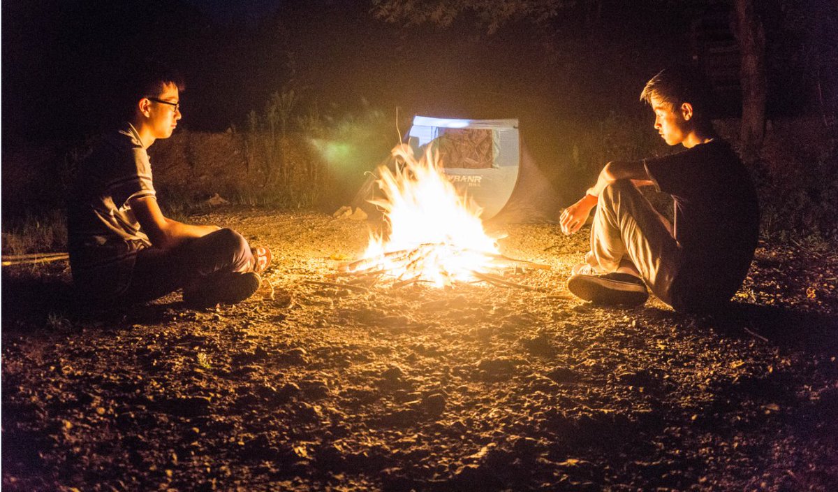 Twiggugta's tweet photo. Noche camping con el cielo estrellado y el ruido suave del bosque! Todo lo que necesitamos es una fogata, snacks y buena compaía. https://t.co/LQQxsIvymc